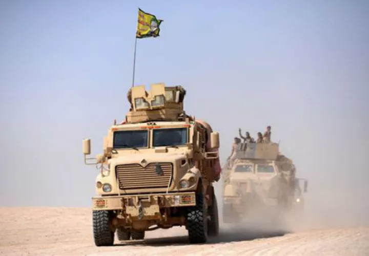 Un vehículo de las fuerzas iraquíes después de un combate contra militantes del grupo EI. Foto: EFE