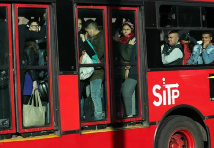 En la capital colombiana opera desde el 2,000 el llamado sistema TransMilenio. Foto: EFE 