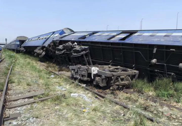 Varias personas se acercan al lugar donde descarriló un tren en Al Ayat a las afueras de El Cairo, en septiembre de 2016. EFE