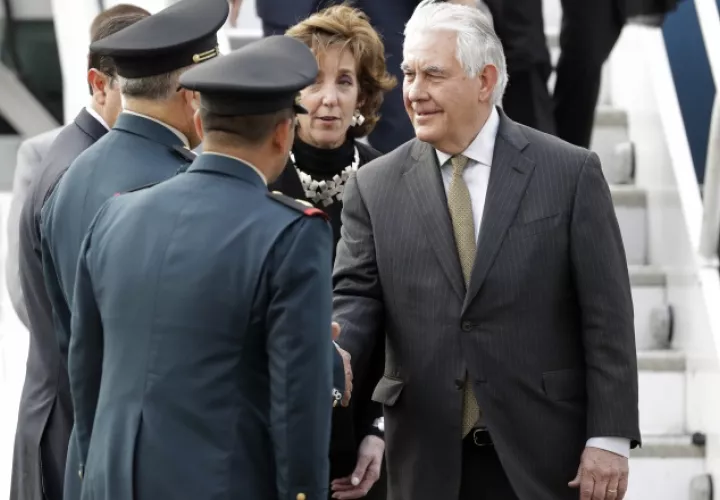 El secretario de Estado de EE.UU., Rex Tillerson, recibido por militares  a su llegada ayer a México.  AP