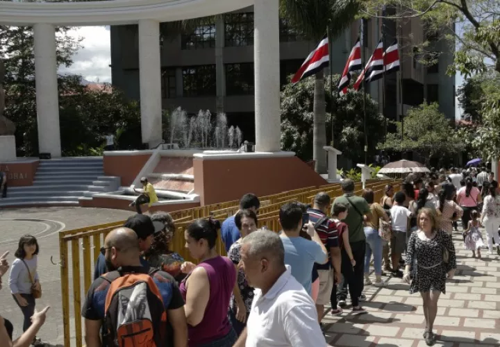 La gente hace fila para recibir su identificación de votante en el Tribunal Supremo Electoral en San José, Costa Rica. FOTO/EFE