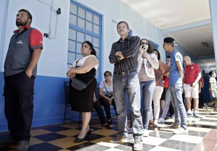 Hubo largas filas en los diversos centros de votación. FOTO/EFE