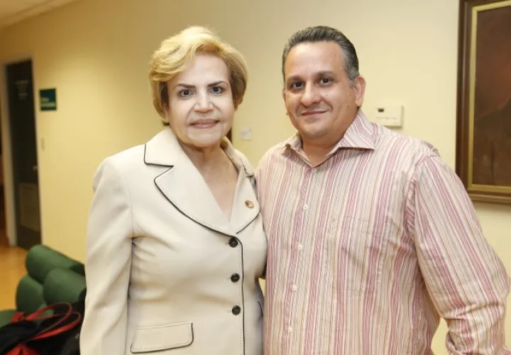 3.  Ilse María Crocamo y Roberto Romero.