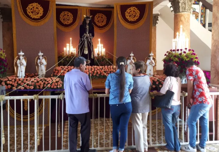 Un grupo de damas y varones católicos de esta  comunidad veragüense arreglaron al santo, lo peinaron y le cambiaron la vestidura. Melquiades Vásquez A.