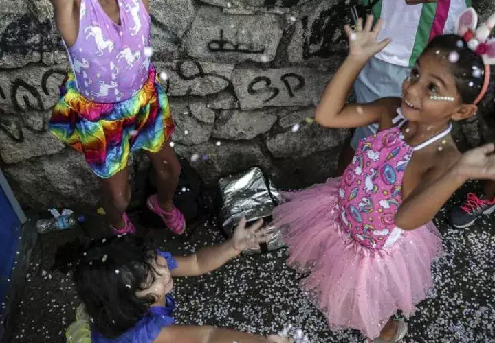 Niñas juegan en el barrio Santa Teresa. EFE