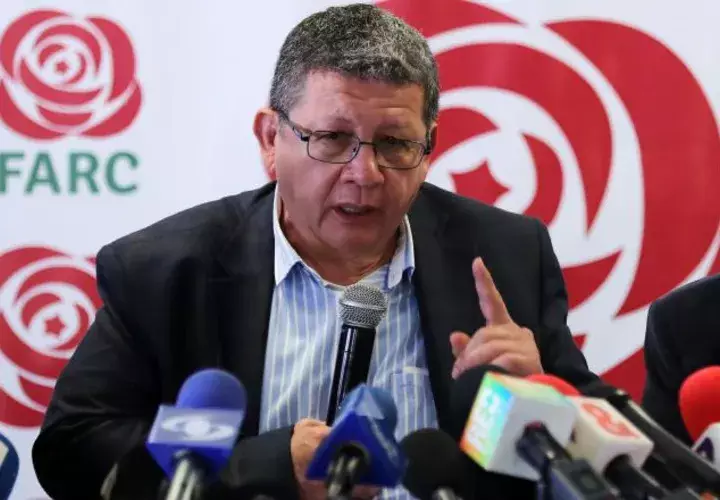 El dirigente político de la Farc, Jorge Torres Victoria ("Catacumbo"), al hablar a los periodistas. EFE