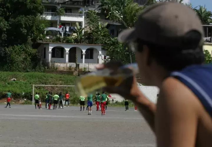 Casi toda actividad social o motivo de celebración es una excusa para beber esta droga lícita. Archivo.