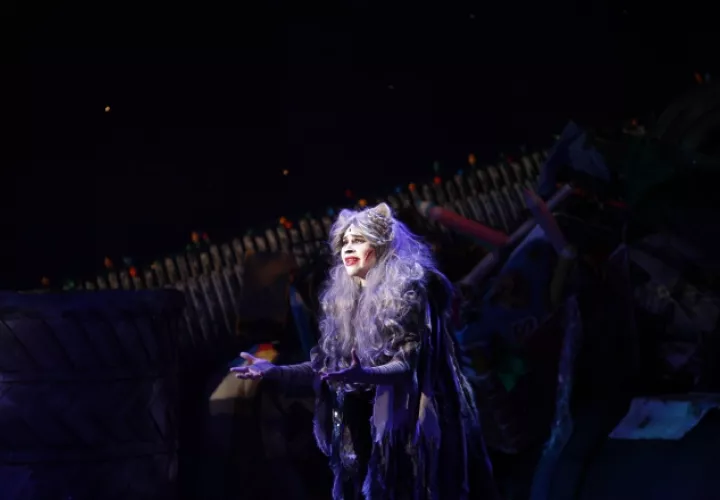 Grizzabella  se lamenta. Es  interpretada por Diana Durán.  