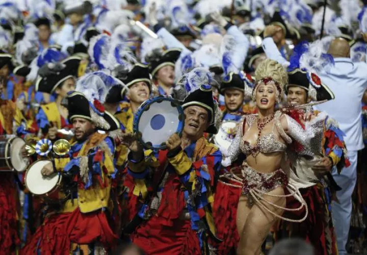 Integrantes de la escuela de samba del Grupo Especial Império de Casa Verde . EFE
