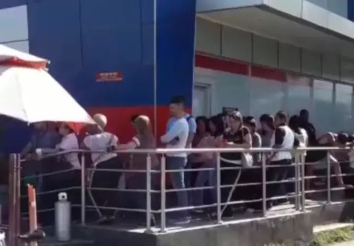 El público se mostró molesto por la deficiente atención. /Foto Mayra Madrid