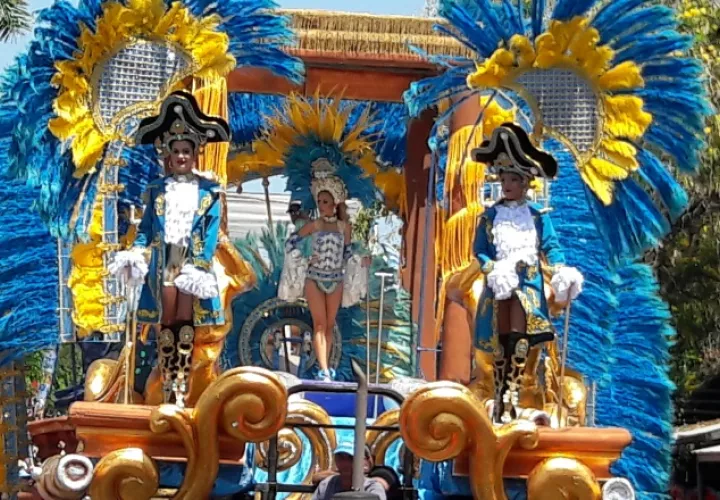 La reina de Calle Abajo, Rita Cristal, presentó ayer Domingo de Carnaval una alegoría sobre piratas. /Foto Zenaida Vásquez
