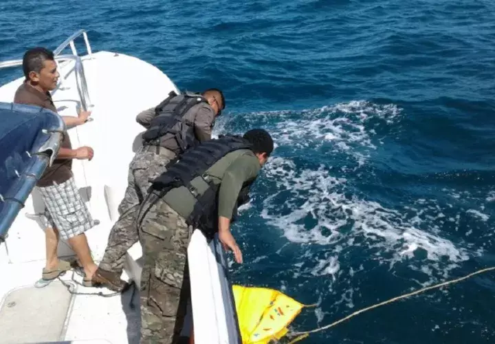 Los pescadores fueron encontrados a 5.5 millas náuticas al sur de la isla La Ensillada, informaron las autoridades. La Autoridad Marítima indicó que fueron sancionadas 6 embarcaciones; 2 por no cumplir con la seguridad. /Foto Cortesía