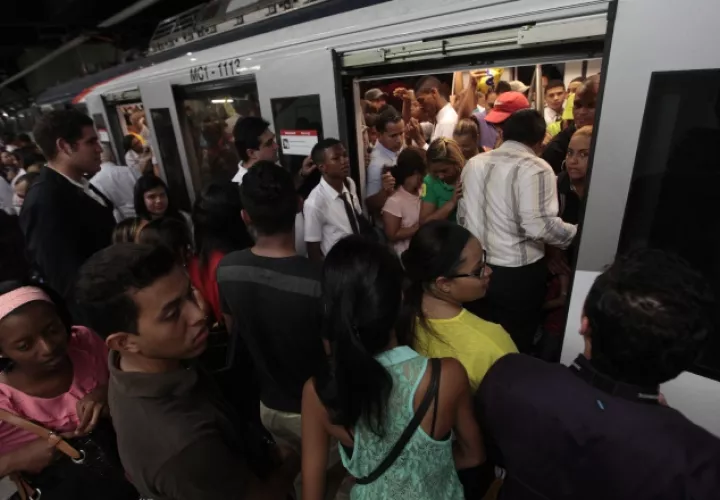 Las fallas en el sistema obligaron a los usuarios del metro a usar medios de transporte alternos. /Foto Archivo