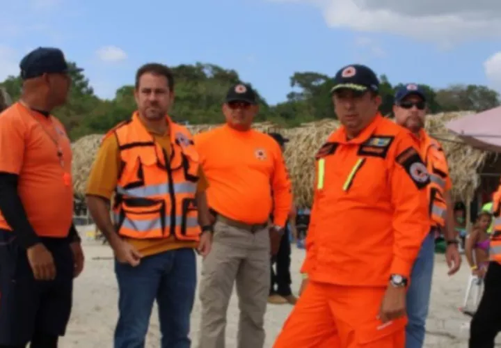 El ministro de Vivienda vestido de efectivo del Sinaproc. /Foto Internet