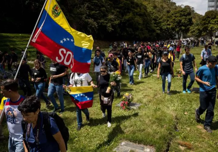 Opositores venezolanos reclaman espacios para el proceso electoral. EFE