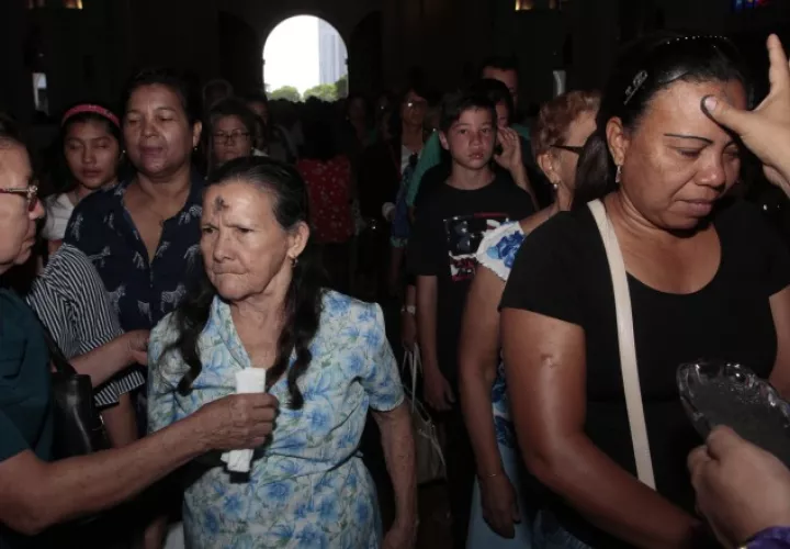 Miles de feligreses acudieron a la imposición de ceniza. /Foto Víctor Arosemena