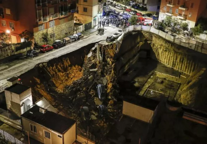 Varios vehículos cayeron en una grieta en el barrio de Balduina. EFE