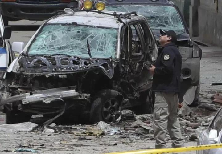 La explosión abrió un agujero en el piso y dañó varios vehículos. EFE