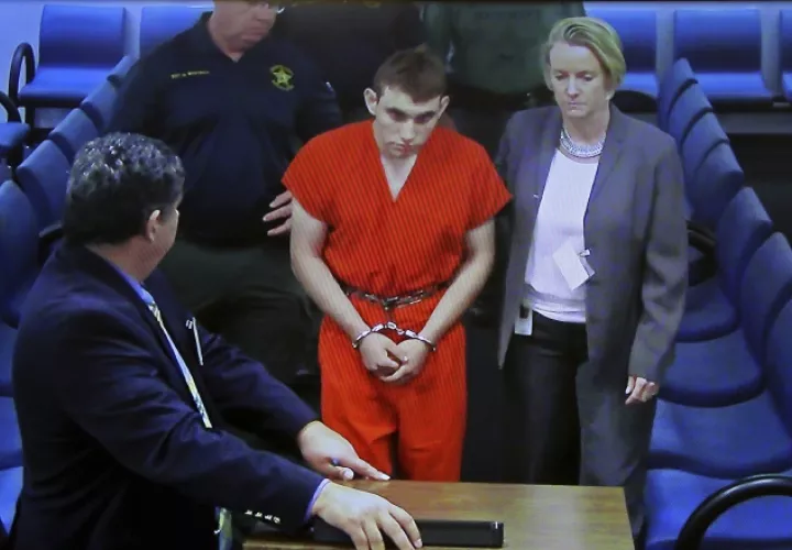 El acusado Nikolas Cruz, se presenta en la corte junto a la defensora pública Melisa McNeille. AP