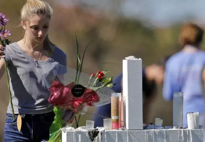 Antes de los sepelios hubo una vigilia y homenajes a las víctimas, cerca del colegio Marjory Stonerman Douglas. AP