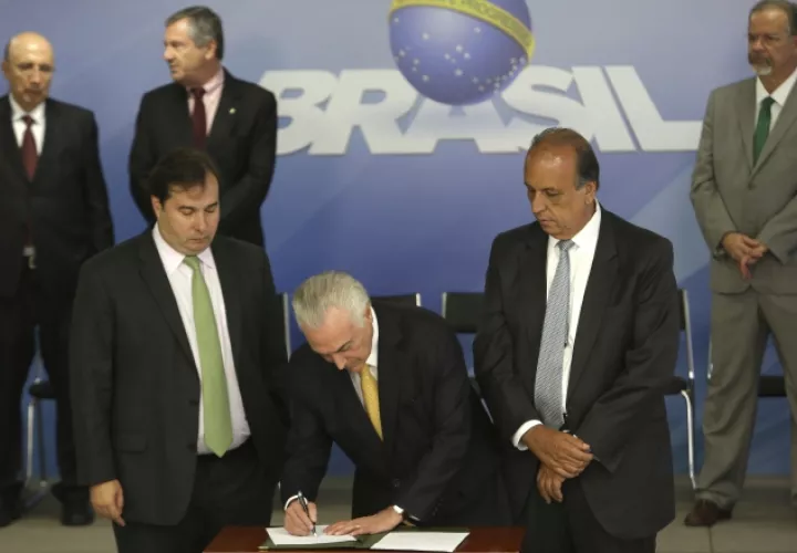 El presidente de Brasil Michel Temer, firma el decreto en materia de seguridad. AP
