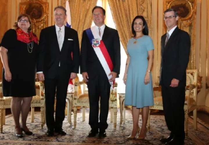 El presidente Juan Carlos Varela ha sido relacionado como "íntimo amigo" del embajador norteamericano John Feeley. Archivo