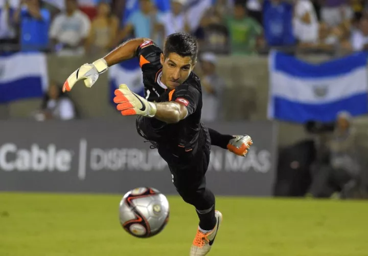 Jaime Penedo volvió a cubrir la portería del Dinamo de Bucarest. /Foto AP