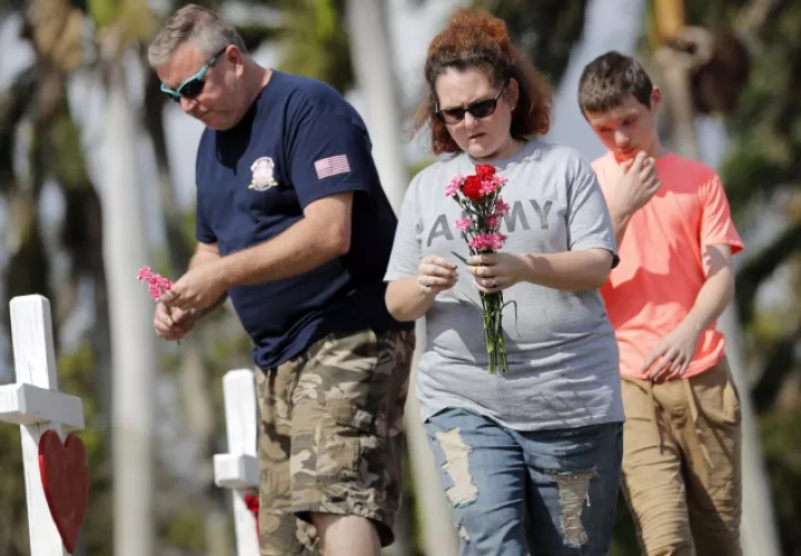 Rinden homenaje a las víctimas del colegio Marjory Stoneman Douglas en Florida. AP 