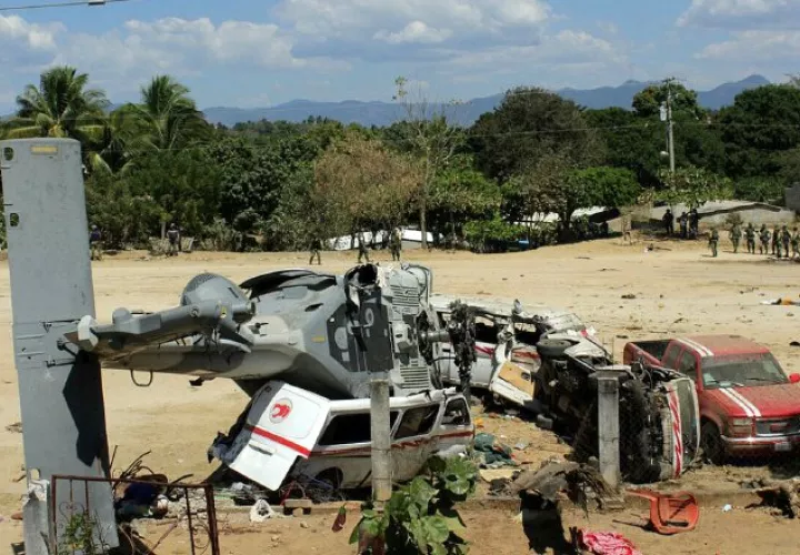 Vista general del helicóptero accidentado en la comunidad de Jamiltepec. FOTO/EFE 