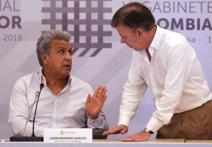 El presidente de Colombia, Juan Manuel Santos (d), escucha al presidente ecuatoriano, Lenín Moreno. EFE