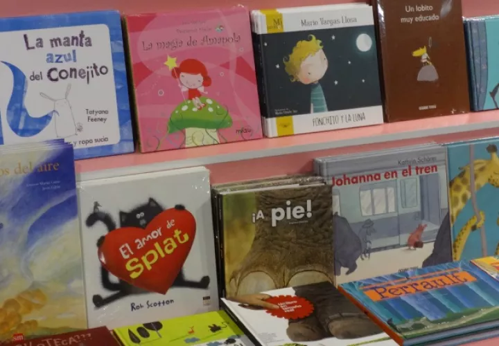 Cientos de libros esperan por ojos ávidos en Panamá Viejo. Los niños se divertirán en grande. /Foto Rosalina Orocú Mojica