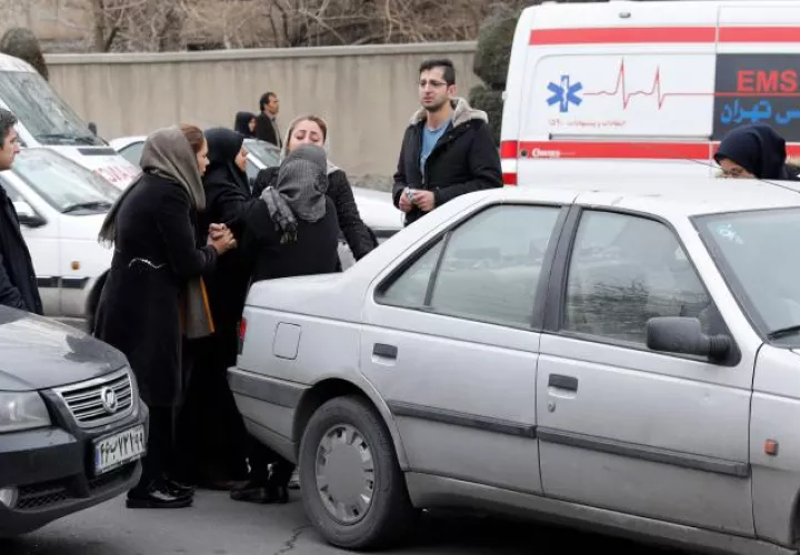 Los familiares siguen esperando noticias sobre el accidente. AP
