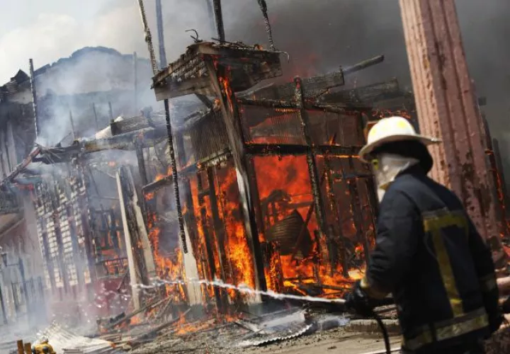 Los bomberos tendrán la tarea de investigar si el hecho fue por causas naturales o provocado por la mano del hombre. /Foto EFE