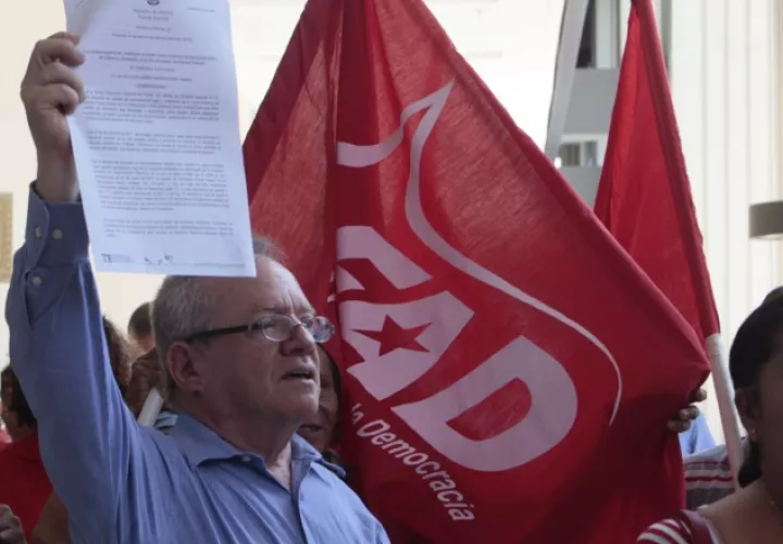Cebamanos muestra el acta. /Foto Víctor Arosemena