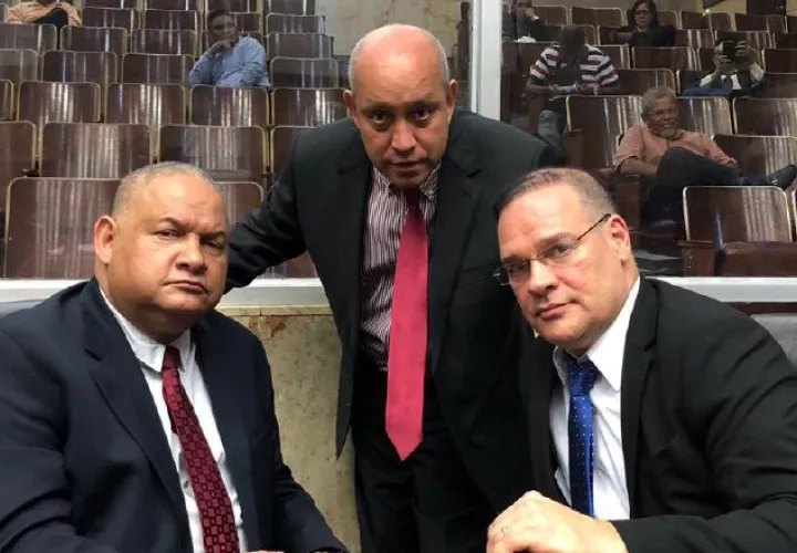 Robinson (izquierda) desmintió que haya división en el PRD. /Foto Twitter