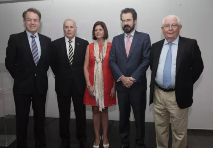 1.  Luis De La Fuente, Ernesto Boyd, Julieta Arango, Ramón Santos y Luis De Blas.