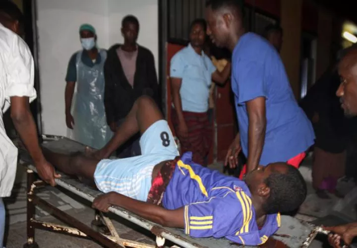 Un hombre herido es trasladado al hospital tras el atentado terrorista en Mogadiscio. EFE