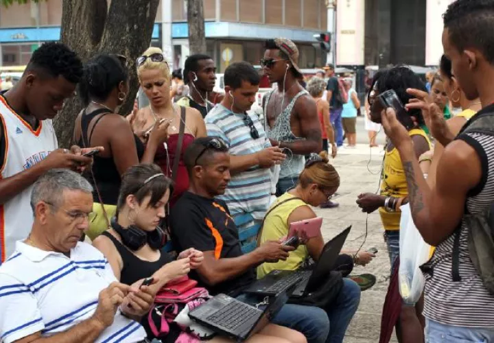 Cubanos hacen uso de la internet. EFE