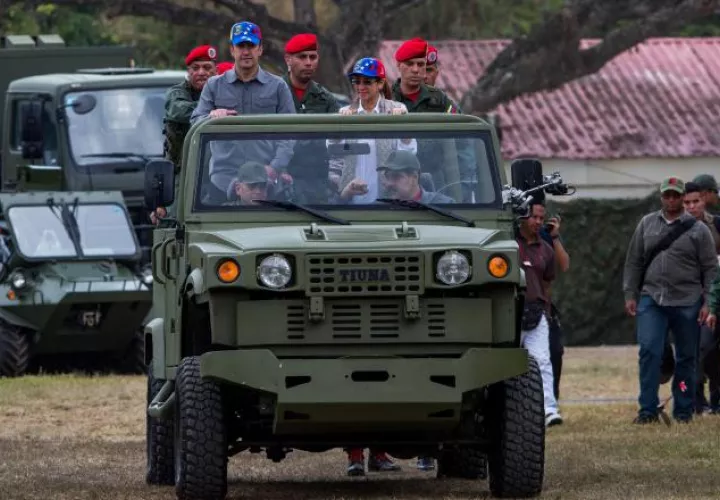El mandatario conduce un vehículo militar. EFE