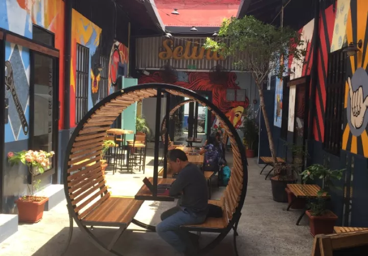 En las oficinas de Selina, los jóvenes laboran con mayor libertad tanto en  vestimenta como horarios. /Foto Julianna Flores
