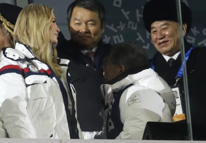 Kim Yong Chol, vicepresidente del gobernante Comité Central del Partido de los Trabajadores de Corea del Norte, junto a Ivanka Trump. AP