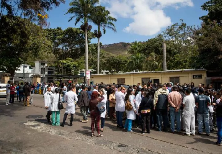 Profesionales de la salud protestan por insumos. EFE