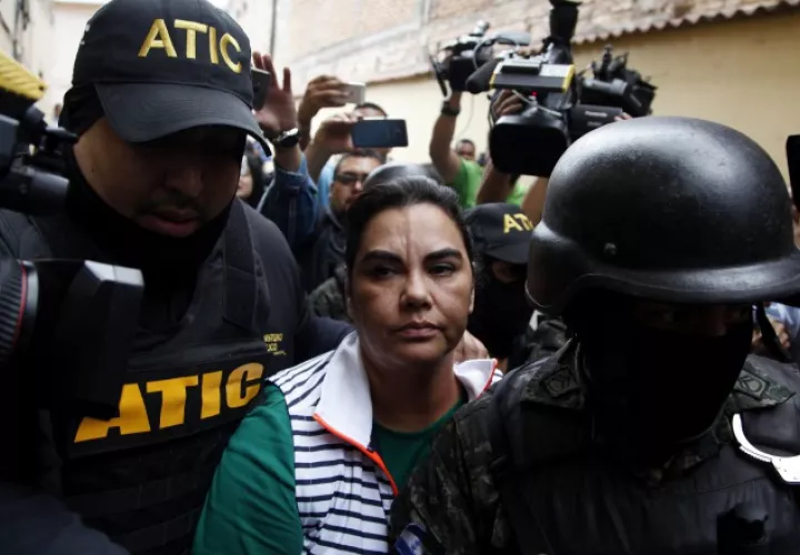 Escoltan a la ex primera dama Rosa Elena Bonilla. AP