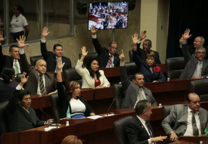 Momentos de la votación en el pleno de la Asamblea Nacional. Foto/Víctor Arosemena