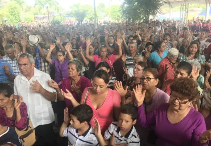 Cada día llegan más feligreses. Foto. Víctor Eliseo Rodríguez. 