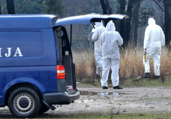 Policías forenses buscan evidencias. Foto: EFE 