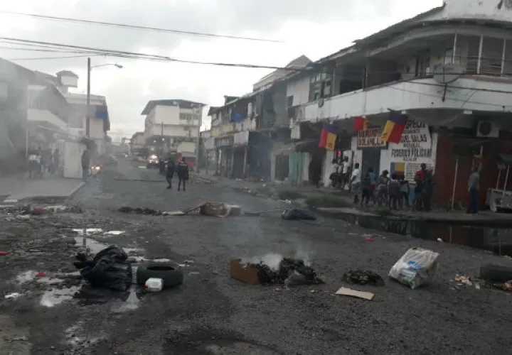 Los vecinos protestaron en la calle. Foto: Diómedes Sánchez.
