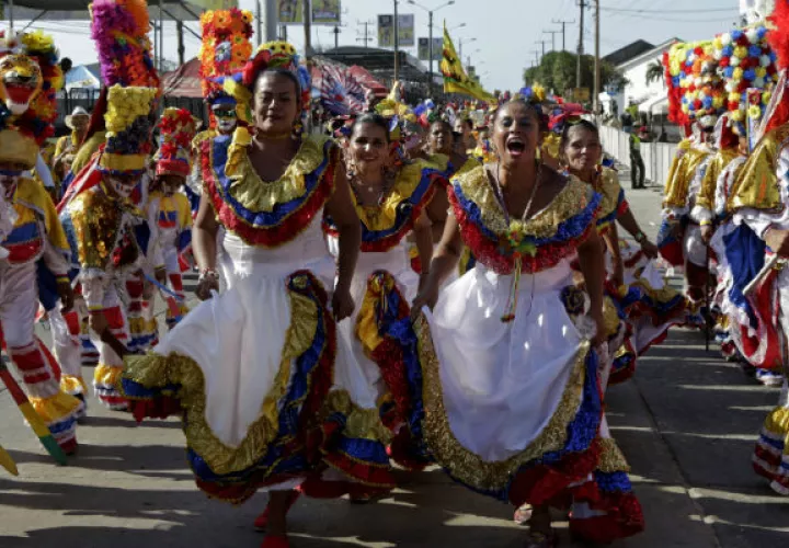 Miembros de una comparsa desfilan durante la Gran Parada de Tradición. FOTO/EFE