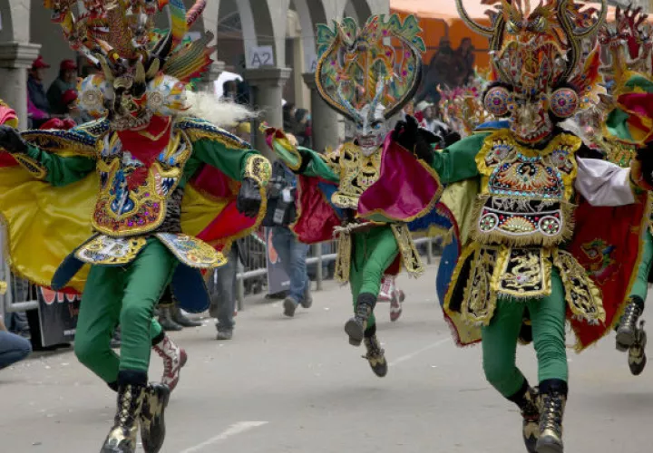 La celebración reúne a más de 450,000 personas, según el Ministerio de Culturas y Turismo de Bolivia. FOTO/AP