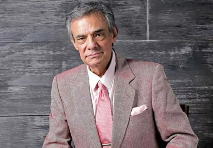José Rómulo Sosa Ortiz nació en Ciudad de México en 1948 en el seno de una familia de músicos.